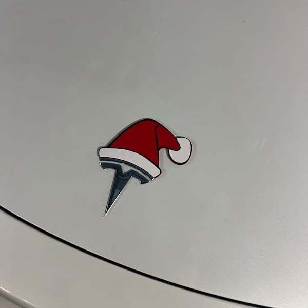 🔥LAST DAY 49% OFF - Santa Hat Overlay for Tesla Emblem, Reusable!