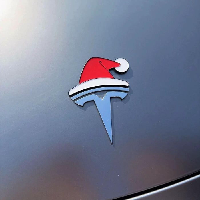 🔥LAST DAY 49% OFF - Santa Hat Overlay for Tesla Emblem, Reusable!