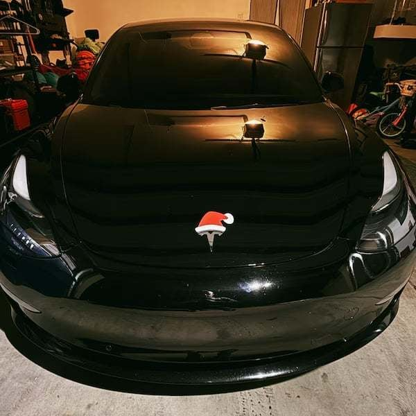 🔥LAST DAY 49% OFF - Santa Hat Overlay for Tesla Emblem, Reusable!