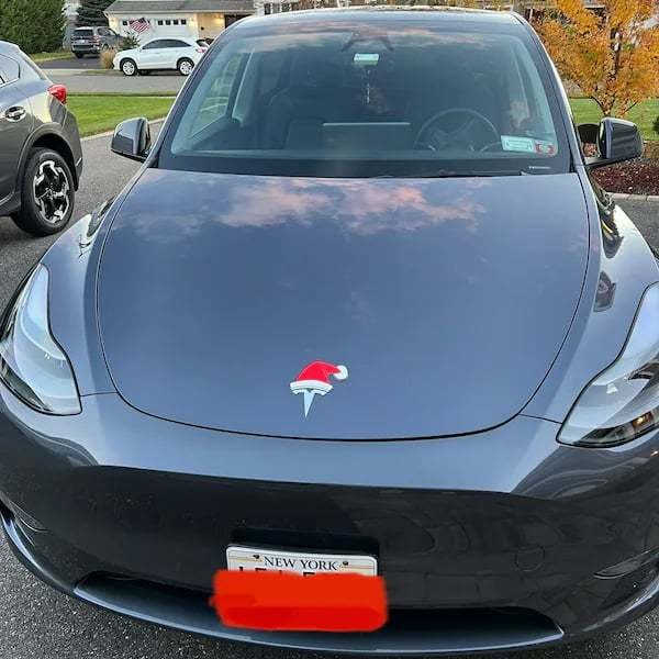 🔥LAST DAY 49% OFF - Santa Hat Overlay for Tesla Emblem, Reusable!