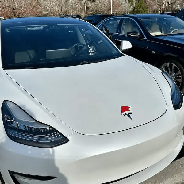 🔥LAST DAY 49% OFF - Santa Hat Overlay for Tesla Emblem, Reusable!